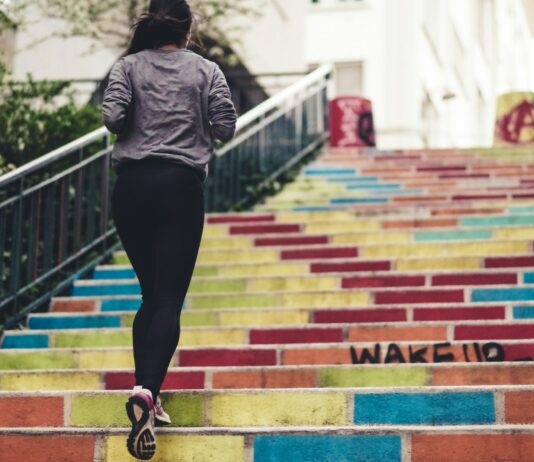 몸과 마음에 좋은 식사와 운동 woman running upstair in room