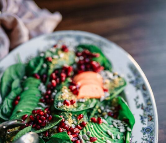 간단한 식단으로 건강한 다이어트 oval ceramic plate with and green and orange food