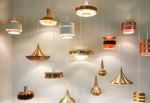 조명이 달라지면 멘탈도 달라진다 gold and red pendant lamps