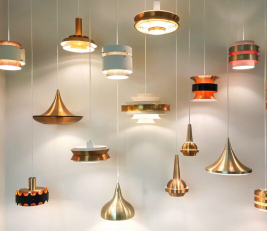 조명이 달라지면 멘탈도 달라진다 gold and red pendant lamps