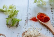 “덜 먹는데 왜 얼굴이 붓지?”… 나트륨이 만든 ‘숨은 부기’의 정체 brown wooden spoon with brown powder