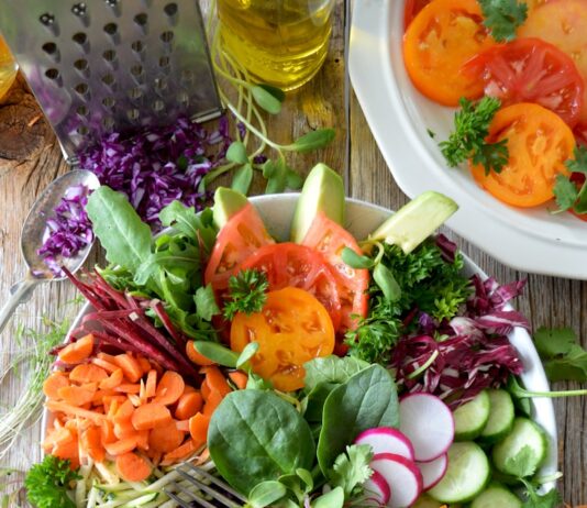 “샐러드 먹고 나면 속이 쓰려요”… 위장에 부담 주는 ‘생채소’의 함정 close-up photo of vegetable salad