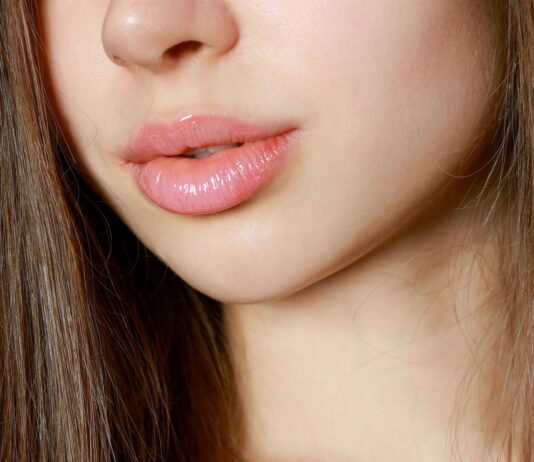 “물을 마셔도 입술이 텄어요”… 수분 부족이 아닌 ‘입술 장벽’ 문제일 수도 a close up of a woman with long brown hair
