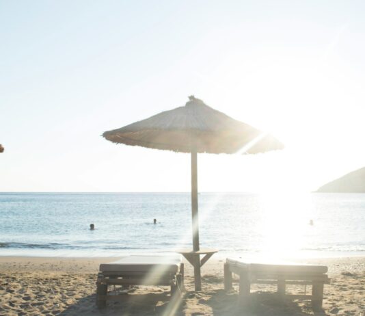 “화장도 안 먹고 얼굴이 따끔따끔”…초여름 ‘피부 알람’이 보내는 신호 white patio umbrella near body of water