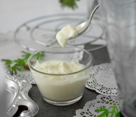 장 건강이 면역력에 미치는 영향, 그 중요성과 유의할 점 close-up photo of white cream in clear shot glass