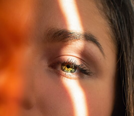 여름철 피부 건강 관리 portrait of woman face