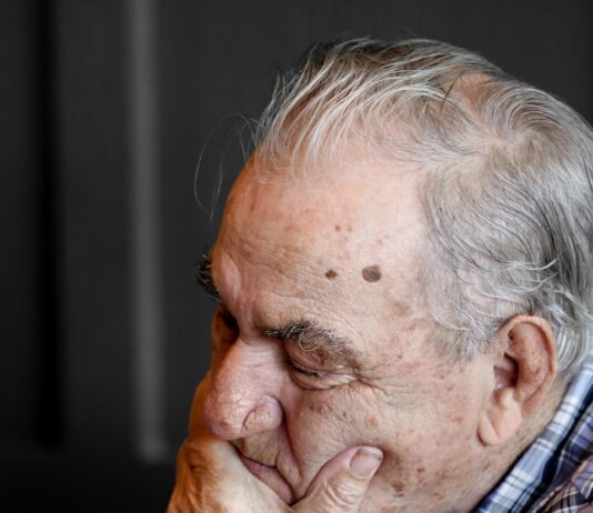 뇌 건강과 치매 예방을 위한 중요한 습관들 man holding chin