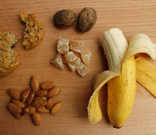 당뇨 전단계, 식습관 변화로 건강 지키기 sliced banana and brown nuts on brown wooden table
