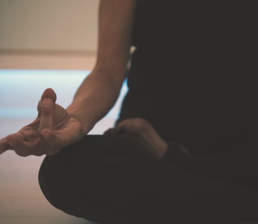 코로나19 이후 더 주목받는 정신건강, 일상 속 관리법은? person doing yoga on floor