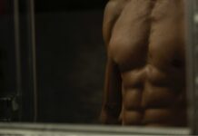 근육, 건강의 열쇠…근육이 우리 몸에 미치는 놀라운 영향 topless man in black shorts