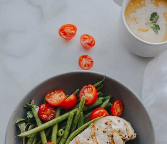 균형 잡힌 식단, 건강한 삶을 위한 첫걸음 bowl of vegetables