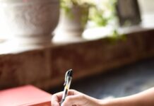 “일상 속 소소한 변화로 지키는 정신건강… 마음도 챙기는 건강 트렌드 주목” a person writing on a piece of paper with a pen