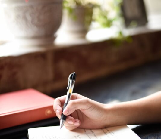 “일상 속 소소한 변화로 지키는 정신건강… 마음도 챙기는 건강 트렌드 주목” a person writing on a piece of paper with a pen