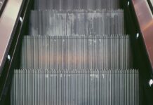 ‘워킹 9000보’ 연구, 1만보 신화를 깨다 person standing on escalator