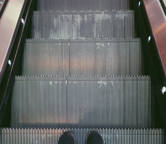 ‘워킹 9000보’ 연구, 1만보 신화를 깨다 person standing on escalator