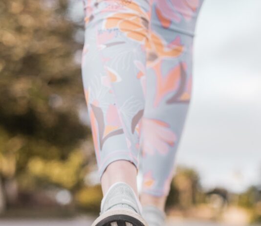 집에서도 가능한 ‘웰빙 걷기’ 열풍…일상 속 건강 챙기는 새로운 습관 person wearing black and white nike shoes