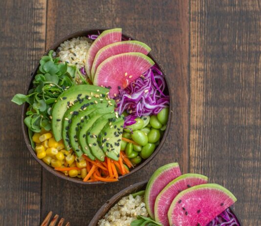‘마음챙김 식사법’, 바쁜 일상 속 건강을 지키는 새로운 트렌드 A couple of bowls filled with different types of food