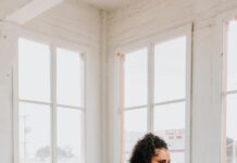 집에서도 실천할 수 있는 마이크로 운동, 바쁜 일상 속 건강 지키는 새 트렌드 a woman squatting on the floor in a gym