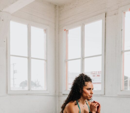 집에서도 실천할 수 있는 마이크로 운동, 바쁜 일상 속 건강 지키는 새 트렌드 a woman squatting on the floor in a gym