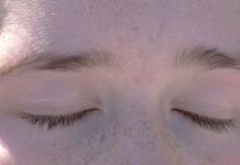 스트레스, 이제는 ‘조금씩 내려놓는 연습’이 대세 a close up of a person's eyes with freckled hair