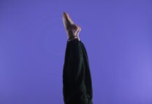 바쁜 일상 속 ‘필라테스’, 내 몸을 위한 작은 변화 a person doing a handstand on a purple background