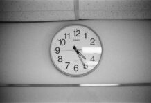 “금요일에 쉬었더니 혈압이 내렸다”… 주 4일제가 가져온 건강 혁명 A black and white photo of a clock on a wall