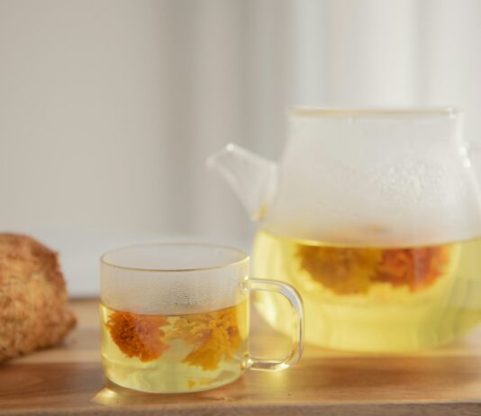 대체요법, 일상 속 건강 관리 트렌드로 자리 잡다 clear glass pitcher with yellow liquid