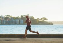 무릎 통증 없는 올바른 착지법: 뒤꿈치냐 앞꿈치냐, 그것이 문제로다! man running near sea during daytime