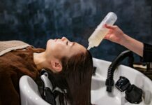 건강한 두피가 아름다운 머릿결을 만든다…일상 속 ‘헤어 루틴’ 실천법 주목 a woman getting her hair washed with a hair dryer