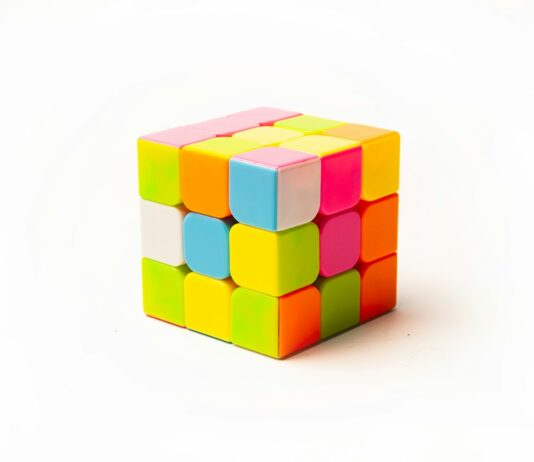 “뇌 건강, 일상에서 챙기자”… 작지만 꾸준한 실천이 가져오는 힘 a rubik cube on a white background
