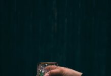 일상 속으로 들어온 웰니스 문화, 나만의 작은 건강 실천법 찾기 person holding clear drinking glass with water