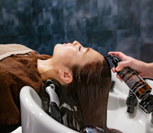 건강한 모발 가꾸기, 일상에서 실천하는 똑똑한 헤어 케어 트렌드 a woman getting her hair washed in a sink