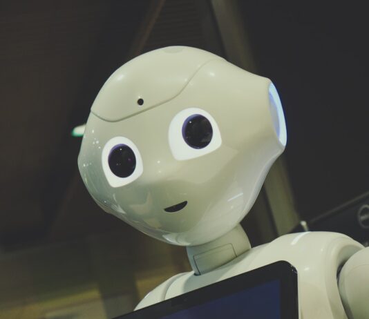 “AI가 내 건강비서로…한국 가정에 스며드는 ‘스마트 웰빙’ 바람” white robot toy holding black tablet