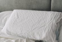 건강한 수면 루틴, 일상의 작은 변화가 삶을 바꾼다 A rumpled white duvet and pillows on a bed.