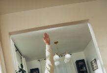 바쁜 일상 속 건강 챙기기, ‘마이크로 운동’이 인기 A woman does a yoga pose on a mat.