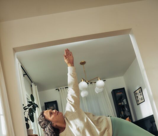 바쁜 일상 속 건강 챙기기, ‘마이크로 운동’이 인기 A woman does a yoga pose on a mat.