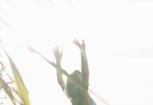 웰니스 문화, 일상 속 작은 변화에서 시작된다 woman standing near body of water