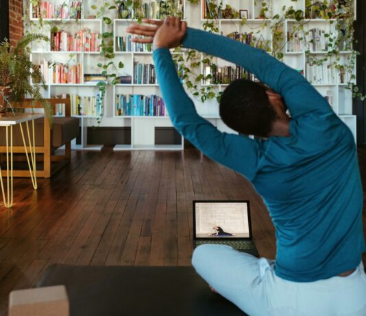 집콕 시대, ‘홈트레이닝’으로 건강 지키기…작은 변화가 만드는 큰 효과 a man doing yoga in a living room