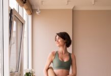 바쁜 일상 속 필라테스, 내 몸과 마음을 위한 작은 변화 a woman in a green sports bra top and leggings holding a yoga mat