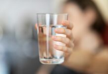 물 대신 건강음료? 수분 섭취, 내 몸에 맞게 똑똑하게 챙기기 인기 person holding clear drinking glass