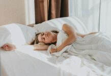 “숙면이 일상을 바꾼다: 최근 수면 트렌드와 실천법” a person lying in a bed