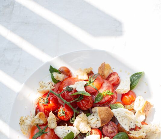 식단, 꾸준함과 균형이 답이다… 최신 건강 트렌드 살펴보니 sliced tomato and green leaf vegetable on white ceramic plate