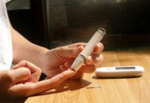 혈당관리에 스마트하게 접근하는 법, 당신의 생활을 바꿉니다! a person sitting at a table with a cell phone